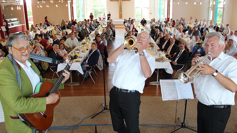 Nur einmal geprobt und alle mitgerissen: Die eigens gegründeten „ERH Jubileers“ brachten den Saal  im Forum der Barmherzigen Brüder zum Swingen. Drei der neun Musiker (v.l.): Alt-Landrat Eberhard Irlinger, Vizelandrat Martin Oberle und Kreisrat Be...