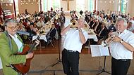 Nur einmal geprobt und alle mitgerissen: Die eigens gegründeten „ERH Jubileers“ brachten den Saal  im Forum der Barmherzigen Brüder zum Swingen. Drei der neun Musiker (v.l.): Alt-Landrat Eberhard Irlinger, Vizelandrat Martin Oberle und Kreisrat Be...
