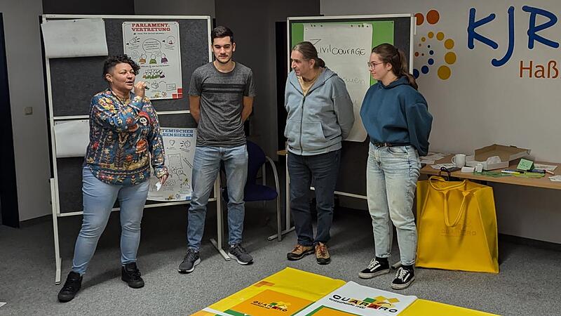 Trainerin Juliana Krolop kam f&uuml;r eine sehr kurzweilige und interessante &bdquo;Quararo&ldquo;-Spielleitungsschulung nach Ha&szlig;furt. Peter Weisheit, Michael Bunke und Elsa Caupert spielten eine der Entscheidungsmethoden durch und lernten damit die M&ouml;glichkeiten ...