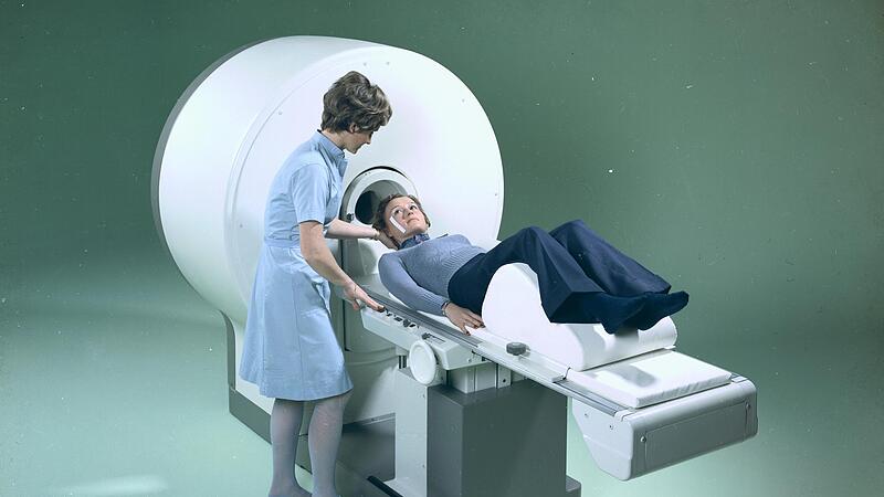 Was einem alten Science-Fiction-Film entspringen k&ouml;nnte, ist der erste Computertomograph SIRETOM aus dem Hause Siemens.