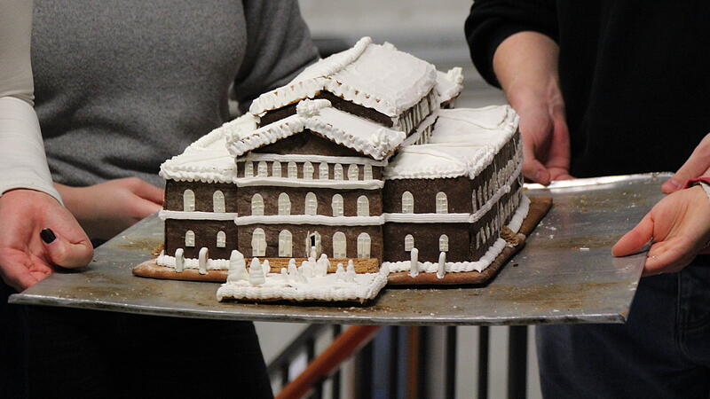 Die "Goldschmätzchen" halten ihr Werk stolz in Händen. Die "Goldschmätzchen" halten ihr Werk stolz in Händen.
