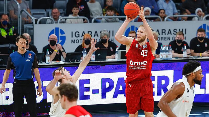 Christian Sengfelder setzt zum Dreier an. Von 31 Versuchen der Bamberger fanden aber nur fünf in den Hamburger Korb.