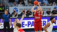 Christian Sengfelder setzt zum Dreier an. Von 31 Versuchen der Bamberger fanden aber nur fünf in den Hamburger Korb.
