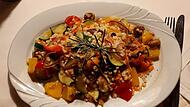 „Vegan“ ist längst in viele Küchen wie im Fränkischen Hof in Baiersdorf eingezogen: Bis zu fünf Gerichte, darunter etwa „Perlcouscous mit gebratenem Champignons und anderem Gemüse“, finden sich dort regelmäßig auf der Speisekarte. „Vegan“ ist längst in viele Küchen wie im Fränkischen Hof in Baiersdorf eingezogen: Bis zu fünf Gerichte, darunter etwa „Perlcouscous mit gebratenem Champignons und anderem Gemüse“, finden sich dort regelmäßig auf der Speisekarte.