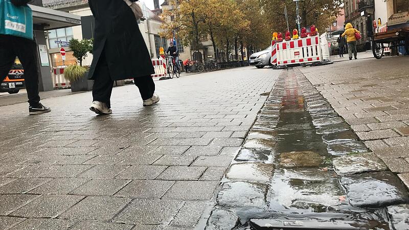 Statt in die Kanalisation abzulaufen, soll das Regenwasser in der Erlangener Hauptstra&szlig;e bald in unterirdischen Rigolen aufgefangen werden. Daraus k&ouml;nnen sich dann die B&auml;ume, die in Verl&auml;ngerung der in der N&uuml;rnberger Stra&szlig;e schon vorhandenen Allee...