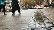 Statt in die Kanalisation abzulaufen, soll das Regenwasser in der Erlangener Hauptstraße bald in unterirdischen Rigolen aufgefangen werden. Daraus können sich dann die Bäume, die in Verlängerung der in der Nürnberger Straße schon vorhandenen Allee... Statt in die Kanalisation abzulaufen, soll das Regenwasser in der Erlangener Hauptstraße bald in unterirdischen Rigolen aufgefangen werden. Daraus können sich dann die Bäume, die in Verlängerung der in der Nürnberger Straße schon vorhandenen Allee...