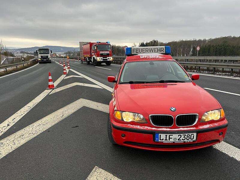 Kommandantenfahrzeug der Freiwilligen Feuerwehr Kommandantenfahrzeug der Feuerwehr Lichtenfels auf der Autobahhn.