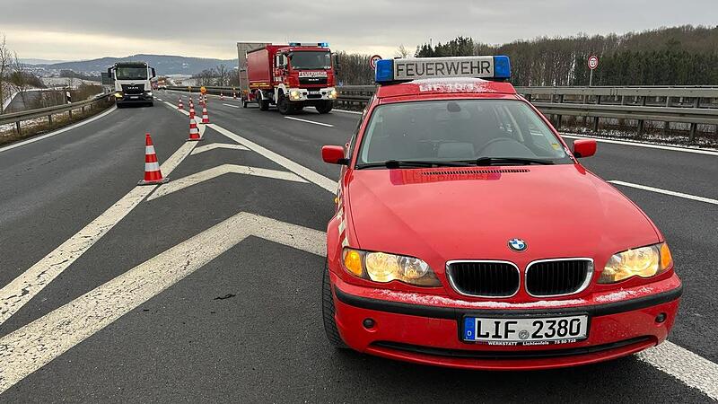 Kommandantenfahrzeug der Feuerwehr Lichtenfels auf der Autobahhn.