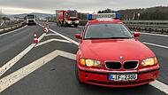 Kommandantenfahrzeug der Feuerwehr Lichtenfels auf der Autobahhn.