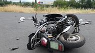 Der Motorroller kam nach dem Zusammenstoß  im Einmündungsbereich des Feldweges zum Liegen.
