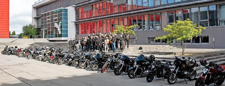 Mit Herz und Helm: Puma-Mitarbeiter und Motorradfreunde spenden.