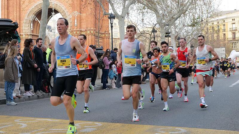 Das Ziel vor Augen: Florian Beck vom SV Bergdorf-Höhn (rechts) erreichte nach 1:09,58 Stunden das Ziel in Barcelona. Das Ziel vor Augen: Florian Beck vom SV Bergdorf-Höhn (rechts) erreichte nach 1:09,58 Stunden das Ziel in Barcelona.