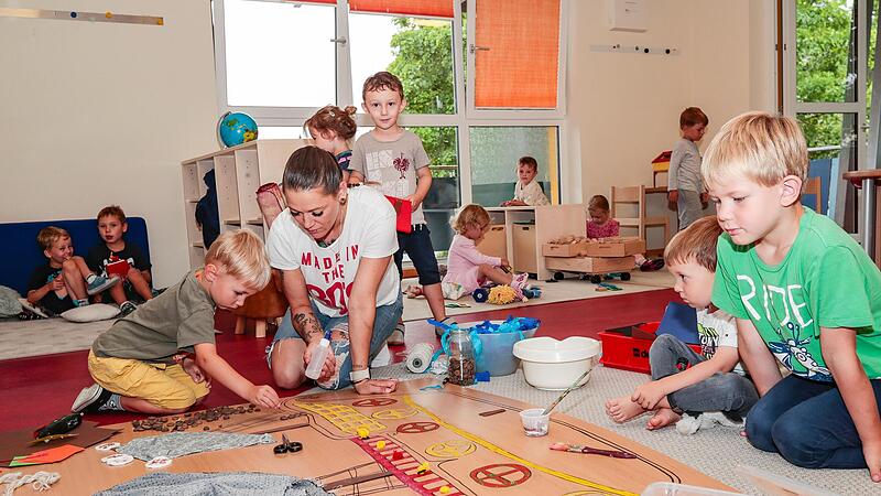 Kinder spielen im Kinderhaus St. Johannes in Niederndorf. Kinder spielen im Kinderhaus St. Johannes in Niederndorf.