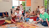 Kinder spielen im Kinderhaus St. Johannes in Niederndorf. Kinder spielen im Kinderhaus St. Johannes in Niederndorf.