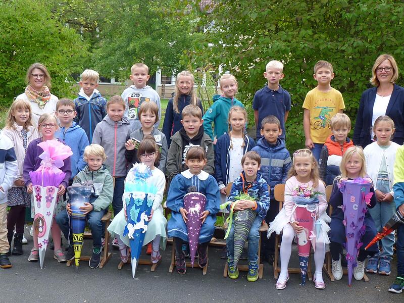 Die Klasse 1/2b der Max-Hundt-Schule Kulmbach mit Klassenleiterin Kerstin Sesselmann (links)  und Rektorin Anja Buchdrucker (rechts)2022 Schulanfang