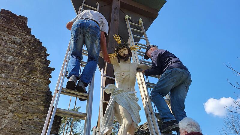 Robert Reuscher, Roland Klemm und Uwe B&ouml;rner sowie Harald Zelenko als spontaner Helfer brachten mit vereinten Kr&auml;ften den rund 100 Kilogramm schweren Christuskorps wieder am Hochkreuz auf dem Michelsberg an.