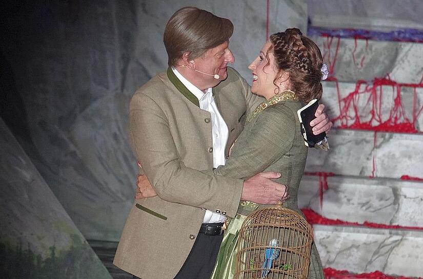 Leopold (Volker Heißmann) liebt seine Chefin Josepha (Isabel Blechschmidt). Leopold (Volker Heißmann) liebt seine Chefin Josepha (Isabel Blechschmidt).