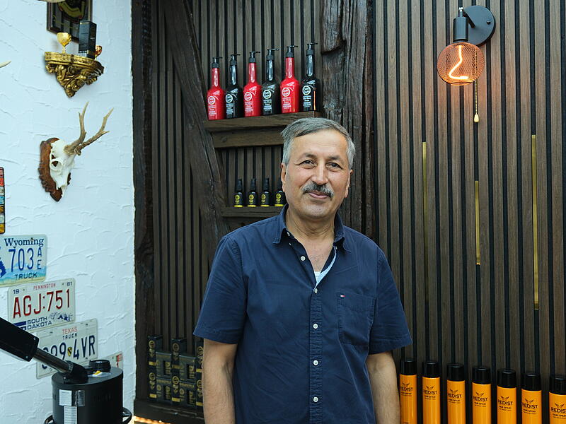 Almohammed Mohammed Sharif hat den früheren Fisherman’s Barbershop in Münnerstadt übernommen. Seit dem 31. August ist sein neuer Barbershop „Kelesh“ regulär geöffnet. Almohammed Mohammed Sharif hat den früheren Fisherman’s Barbershop in Münnerstadt übernommen. Seit dem 31. August ist sein neuer Barbershop „Kelesh“ regulär geöffnet.