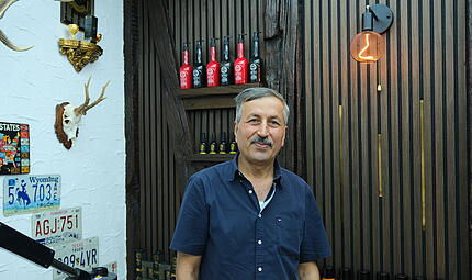 Almohammed Mohammed Sharif hat den früheren Fisherman’s Barbershop in Münnerstadt übernommen. Seit dem 31. August ist sein neuer Barbershop „Kelesh“ regulär geöffnet. Almohammed Mohammed Sharif hat den früheren Fisherman’s Barbershop in Münnerstadt übernommen. Seit dem 31. August ist sein neuer Barbershop „Kelesh“ regulär geöffnet.