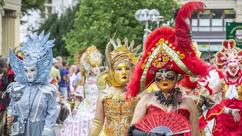Opulent kost&uuml;miert pr&auml;sentierten sich beim Festzug auch die &bdquo;Venezianer vom Untermain&ldquo;.