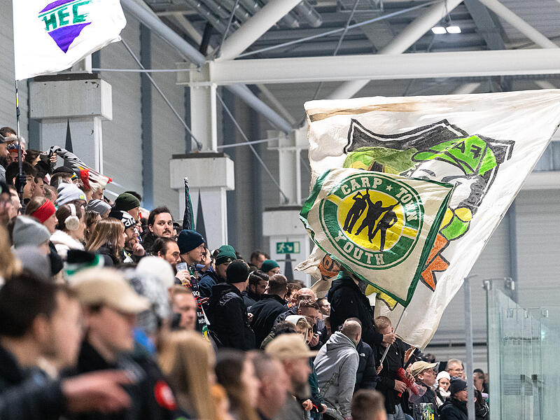 Support von den Fans! Trainer Morgan Persson lobte hinterher die Stimmung im Eisstadion am Kieferndorfer Weg.