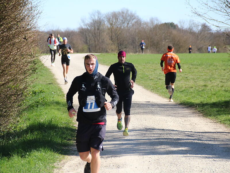 Strahlender Sonnenschein, aber nur niedrige Plusgrade erwartete die L&auml;ufer beim 19. Obermain-Marathon rund um Bad Staffelstein. Die Marathon-Strecke f&uuml;hrte wieder an den beiden Wahrzeichen der Kurstadt, dem Kloster Banz und der Basilika Vierzehnheiligen vorbei.