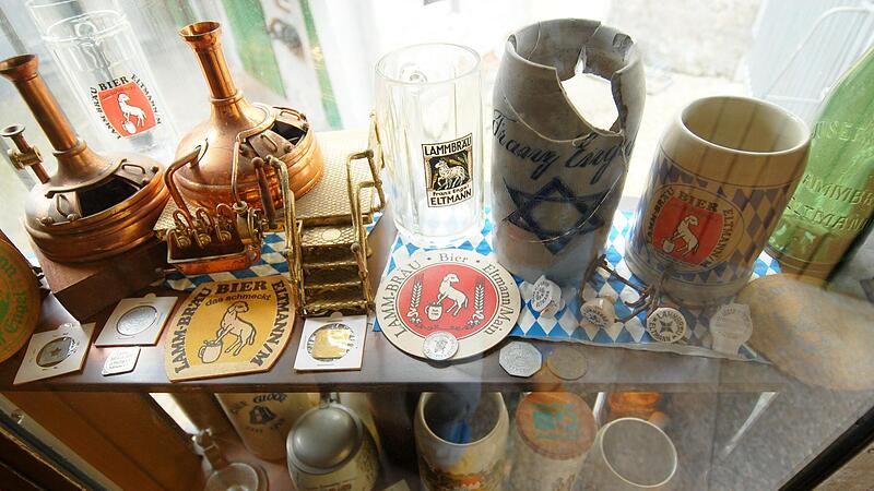 In einem Fenster der ehemaligen Lamm-Br&auml;u in Eltmann findet man Zeugen der Brau-Tradition.