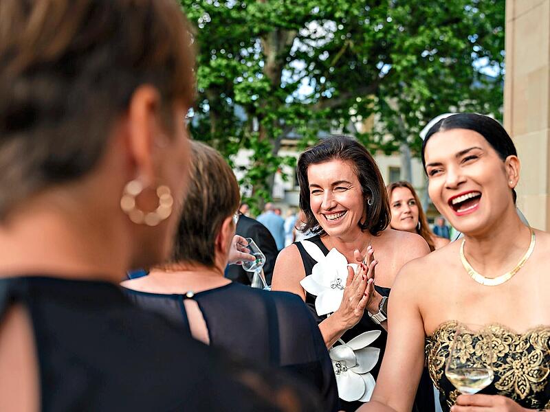 Bester Stimmung: Dr. Lidia Poppe, Hautärztin in Bad Kissingen und Freundin von Forschungsministerin Dorothee Bär (hinten).Julia Milberger Bester Stimmung: Dr. Lidia Poppe, Hautärztin in Bad Kissingen und Freundin von Forschungsministerin Dorothee Bär (hinten).Julia Milberger