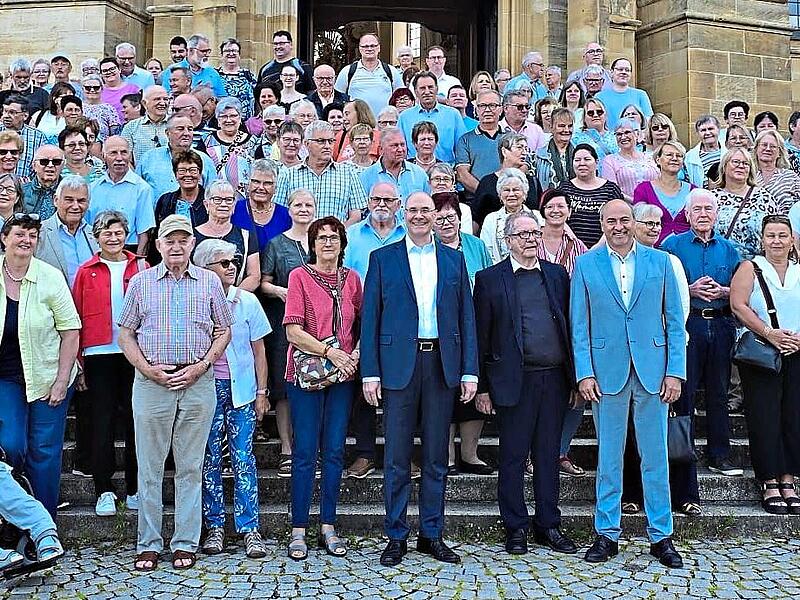 Gruppenbild mit dem Jubilar Padre Gabriel Ramos-Valiente (vordere Reihe Achter von rechts), flankiert vom Leiter des Seelsorgebereichs Dreifrankeneck, Pfarrer Wolfgang Dettenthaler (links) und Schl&uuml;sselfelds B&uuml;rgermeister Johannes Krapp (rechts). ...