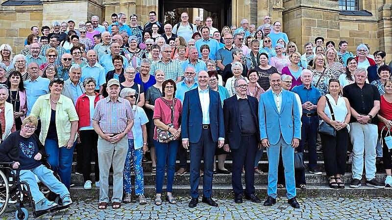 Gruppenbild mit dem Jubilar Padre Gabriel Ramos-Valiente (vordere Reihe Achter von rechts), flankiert vom Leiter des Seelsorgebereichs Dreifrankeneck, Pfarrer Wolfgang Dettenthaler (links) und Schlüsselfelds Bürgermeister Johannes Krapp (rechts). ... Gruppenbild mit dem Jubilar Padre Gabriel Ramos-Valiente (vordere Reihe Achter von rechts), flankiert vom Leiter des Seelsorgebereichs Dreifrankeneck, Pfarrer Wolfgang Dettenthaler (links) und Schlüsselfelds Bürgermeister Johannes Krapp (rechts). ...