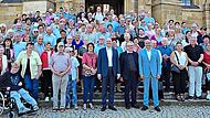 Gruppenbild mit dem Jubilar Padre Gabriel Ramos-Valiente (vordere Reihe Achter von rechts), flankiert vom Leiter des Seelsorgebereichs Dreifrankeneck, Pfarrer Wolfgang Dettenthaler (links) und Schl&uuml;sselfelds B&uuml;rgermeister Johannes Krapp (rechts). ...