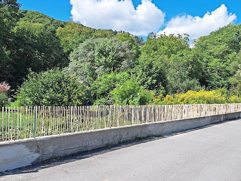 Der marode Zaun um den Vereinsgarten wurde durch einen neuen Holzstaketenzaun ersetzt. Der marode Zaun um den Vereinsgarten wurde durch einen neuen Holzstaketenzaun ersetzt.
