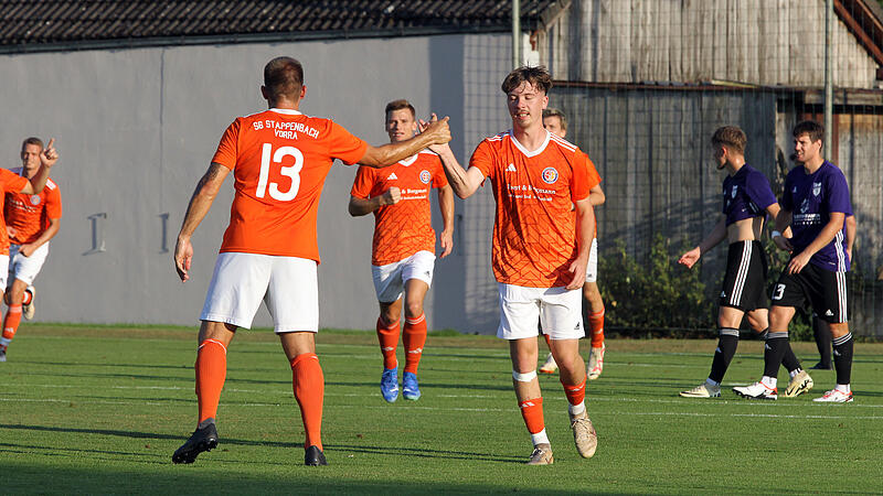 Ein bekanntes Bild in dieser Saison bei der SG Stappenbach/Vorra: Spielertrainer Manuel Meyer (links) und Torjäger Dominik Reiser feiern zusammen einen Treffer. Ein bekanntes Bild in dieser Saison bei der SG Stappenbach/Vorra: Spielertrainer Manuel Meyer (links) und Torjäger Dominik Reiser feiern zusammen einen Treffer.