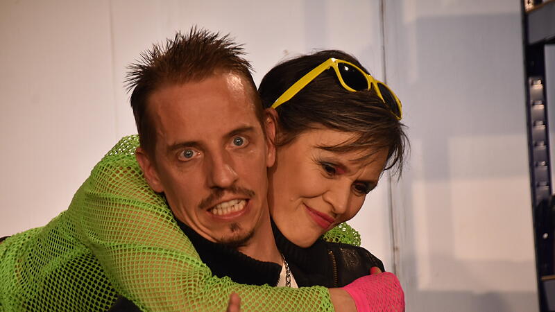 Chantal (Anja Demuth) bezirzt Mannie (Konrad Sauerteig) immer wieder aufs Neue