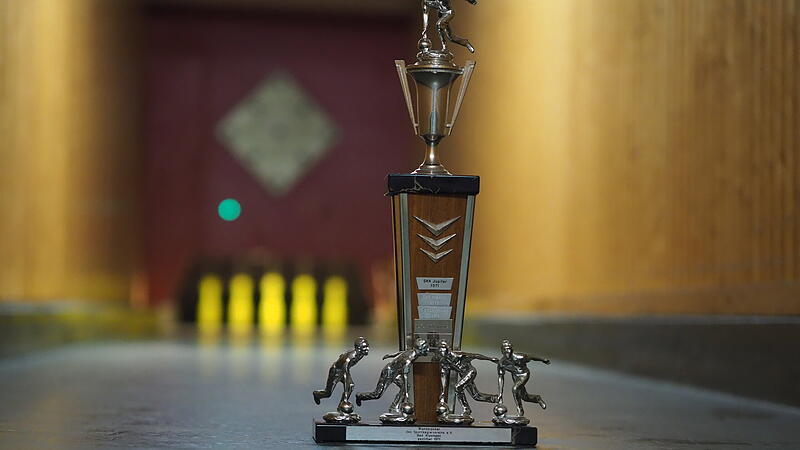 Pokal des TSV Jupiter auf der neu sanierten Kegelbahn im Saalbau