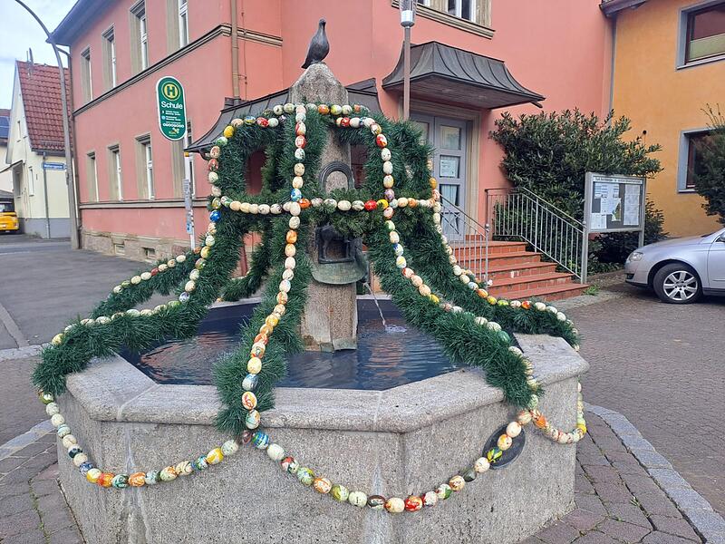 Fleißige Hände schmückten den Brunnen in Winkels an der alten Schule mit Girlanden und bemalten Ostereiern.
