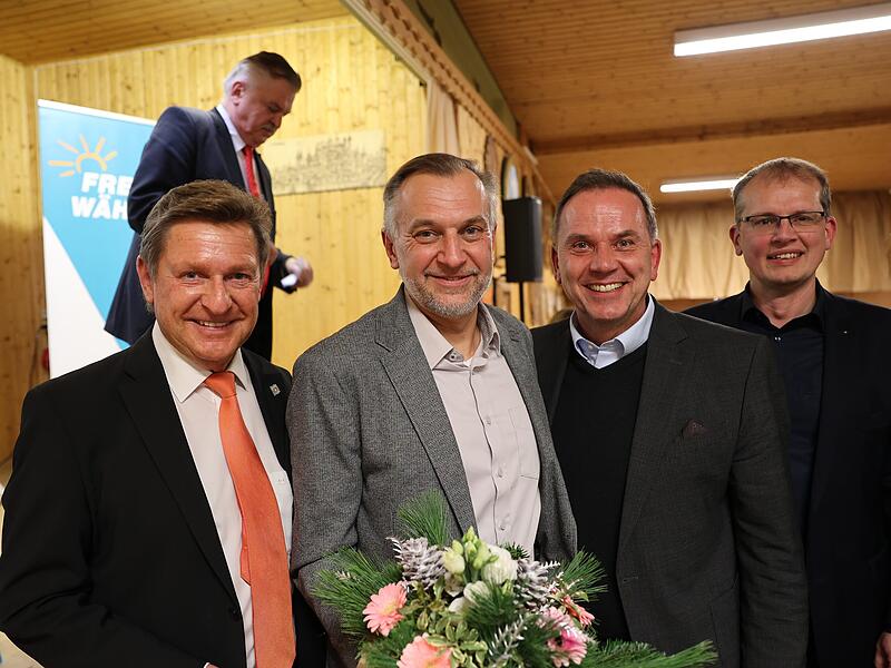 Ein Bild, das Bände spricht: Der noch amtierende Landrat Klaus Peter Söllner tritt von der politischen Bühne ab, Oliver Hempfling freut sich mit dem FW-Landtagsabgeordneten Rainer Ludwig und mit Alexander Battistella, der lange Zeit ebenfalls seinen Hut in den Ring werfen wollte, und mit dem Oberbürgermeisterkandidaten der WGK für Kulmbach – Ralf Hartnack - über die offizielle Nominierung. Die Freien Wähler beanspruchen die Chefsessel im Landkreis und in der Stadt für sich.