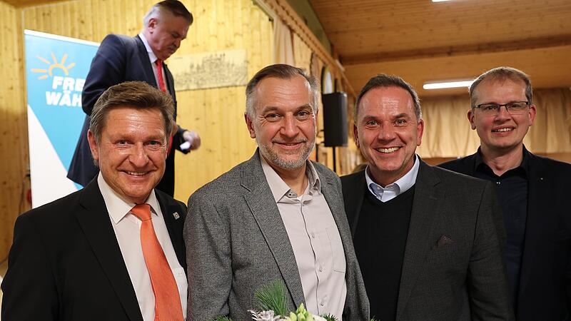 Ein Bild, das B&auml;nde spricht: Der noch amtierende Landrat Klaus Peter S&ouml;llner tritt von der politischen B&uuml;hne ab, Oliver Hempfling freut sich mit dem FW-Landtagsabgeordneten Rainer Ludwig und mit Alexander Battistella, der lange Zeit ebenfalls seinen Hut in den Ring werfen wollte, und mit dem Oberb&uuml;rgermeisterkandidaten der WGK f&uuml;r Kulmbach &ndash; Ralf Hartnack - &uuml;ber die offizielle Nominierung. Die Freien W&auml;hler beanspruchen die Chefsessel im Landkreis und in der Stadt f&uuml;r sich.