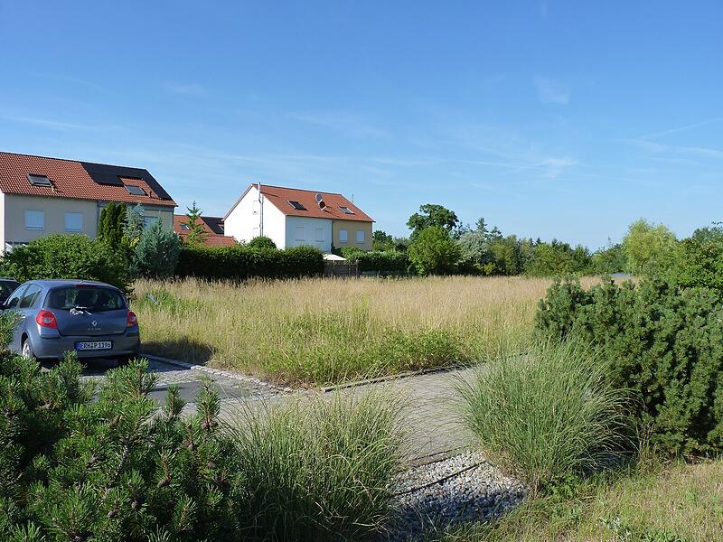 Das unbebaute Grundst&uuml;ck liegt  zwischen den bestehenden H&auml;user des Stra&szlig;burger Wegs in Adelsdorf. Hier plant der Bauherr ein Mehrparteienhaus mit sechs Wohneinheiten, was zum Unmut der Anwohner f&uuml;hrt.