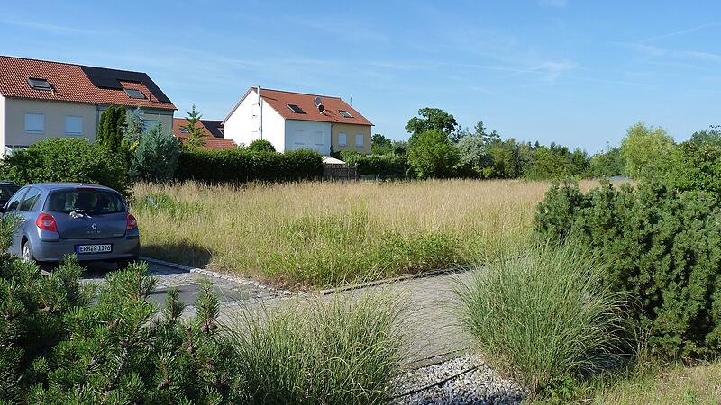 Das unbebaute Grundst&uuml;ck liegt  zwischen den bestehenden H&auml;user des Stra&szlig;burger Wegs in Adelsdorf. Hier plant der Bauherr ein Mehrparteienhaus mit sechs Wohneinheiten, was zum Unmut der Anwohner f&uuml;hrt.