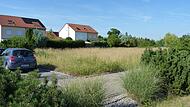 Das unbebaute Grundst&uuml;ck liegt  zwischen den bestehenden H&auml;user des Stra&szlig;burger Wegs in Adelsdorf. Hier plant der Bauherr ein Mehrparteienhaus mit sechs Wohneinheiten, was zum Unmut der Anwohner f&uuml;hrt.