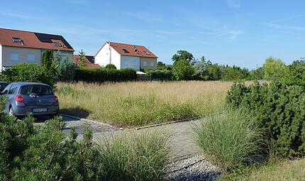 Das unbebaute Grundst&uuml;ck liegt  zwischen den bestehenden H&auml;user des Stra&szlig;burger Wegs in Adelsdorf. Hier plant der Bauherr ein Mehrparteienhaus mit sechs Wohneinheiten, was zum Unmut der Anwohner f&uuml;hrt.