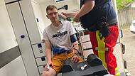 Der Check-up durch Nikolai von Heyking vom ASB sichert, dass ich bereit für das Experiment bin.