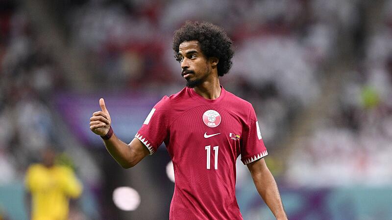 FUSSBALL WM 2022 VORRUNDE GRUPPE A - EROEFFNUNGSSPIEL: Katar - Ecuador 20.11.2022 Akram Afif (Katar) mit Daumen hoch ***