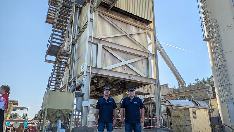 Heiko (l.) und Michael Erard sind Br&uuml;der. Sie k&uuml;mmern sich um das Asphaltmischwerk in M&uuml;nnerstadt.
