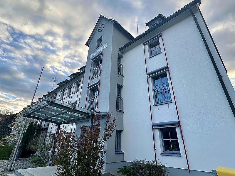 &Uuml;ber dem Wildfleckener Rathaus ziehen dunkle Wolken auf. Die Debatte &uuml;ber die neue Kl&auml;ranlage spaltet nicht nur den Marktgemeinderat. Auch die Bev&ouml;lkerung ist verunsichert.