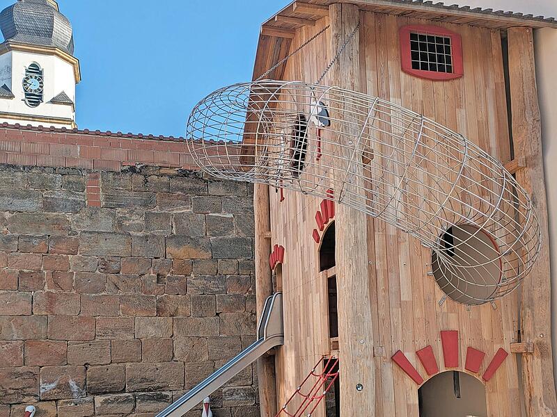 Ein Spielturm schmiegt sich an das ehemalige Brauhaus. &#160;&#160;&#160;&#160;