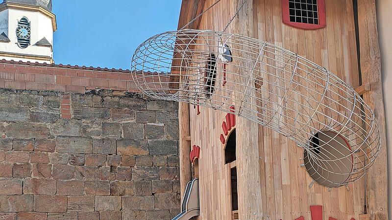 Ein Spielturm schmiegt sich an das ehemalige Brauhaus. &#160;&#160;&#160;&#160;