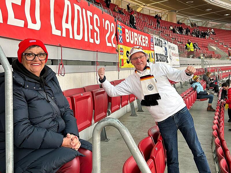 Gabriele und Edmund Kainer zusammen mit der Burker Fahne (Hintergrund) beim Nations-League-Finale der Frauen in Madrid.