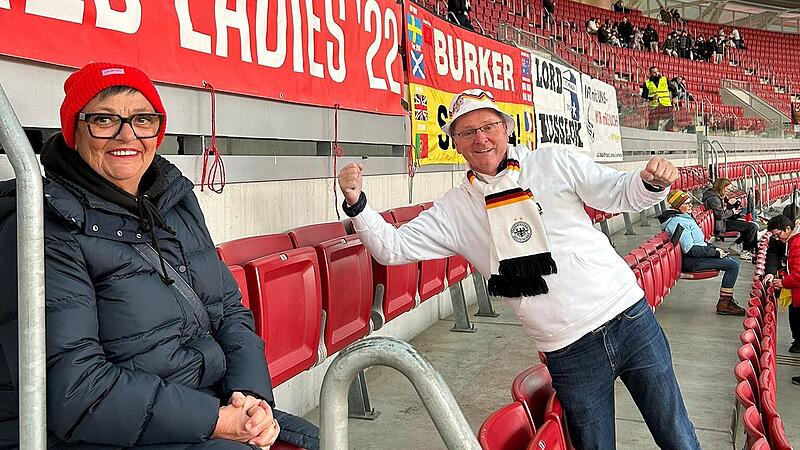 Gabriele und Edmund Kainer zusammen mit der Burker Fahne (Hintergrund) beim Nations-League-Finale der Frauen in Madrid.